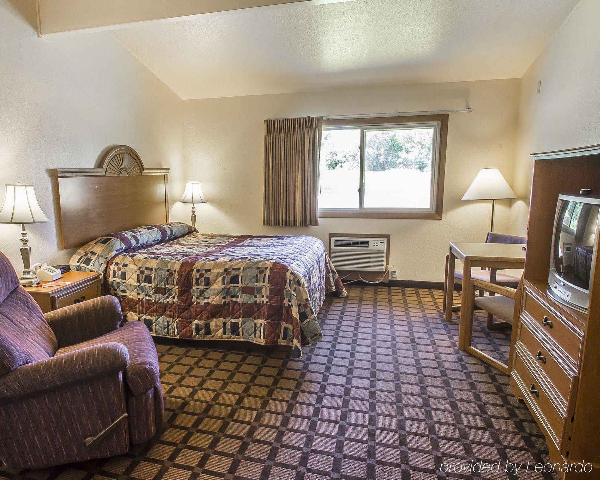 Econo Lodge Inn & Suites Menomonie Exterior foto